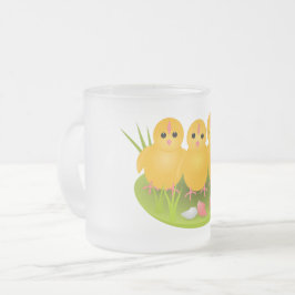 Glad påsk gult chickar på grönt gräs frostad glasmugg