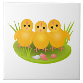 Glad påsk gult chickar på grönt gräs kakelplatta