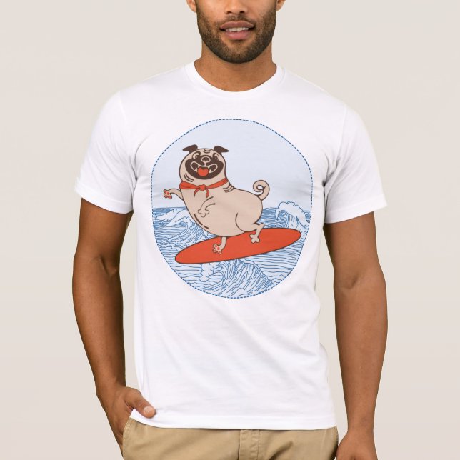 Glad pug hund på surfbräda T-shirt (Framsida)