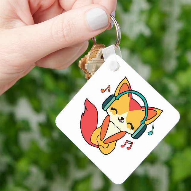 Glad räv med hörlurar som lyssnar på musik. nyckelring (Happy fox with headphones listening to music. keychain)
