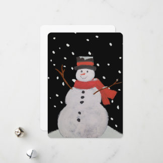 Glad snöman i snön på natten.  julkort