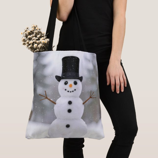 Glad snöman som bär en topp hatt tygkasse (Närbild)