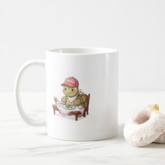 Glad söt sköldpadda som äter en måltid kaffemugg