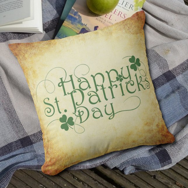 Glad St Patrick's Day-skrift Mörkad krämbrun Kudde (Skapare uppladdad)