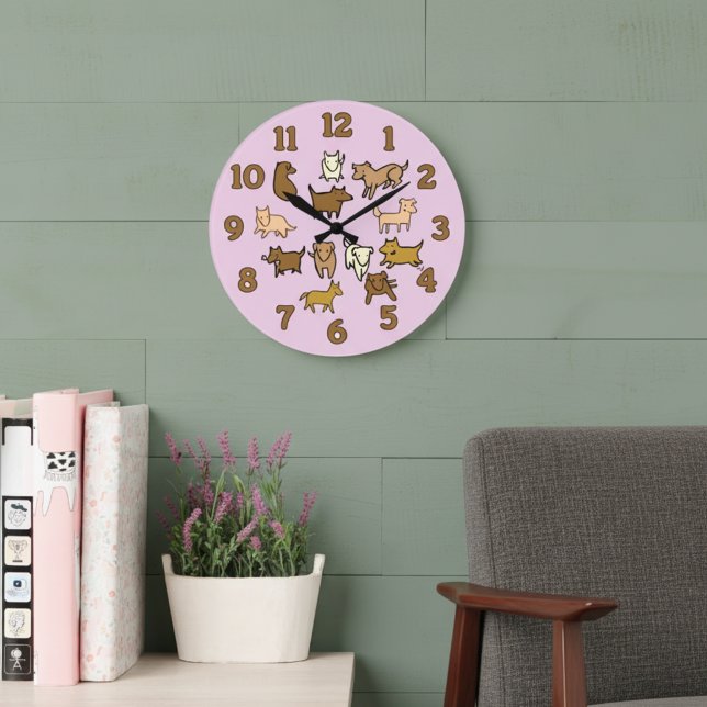 Glad tecknad hund väggklocka (Cute lavender wall clock for dog lovers. Decorated with whimsical cartoon dog illustrations.)