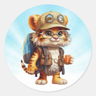 Glad tigerunge med ryggsäck och kaffe runt klistermärke
