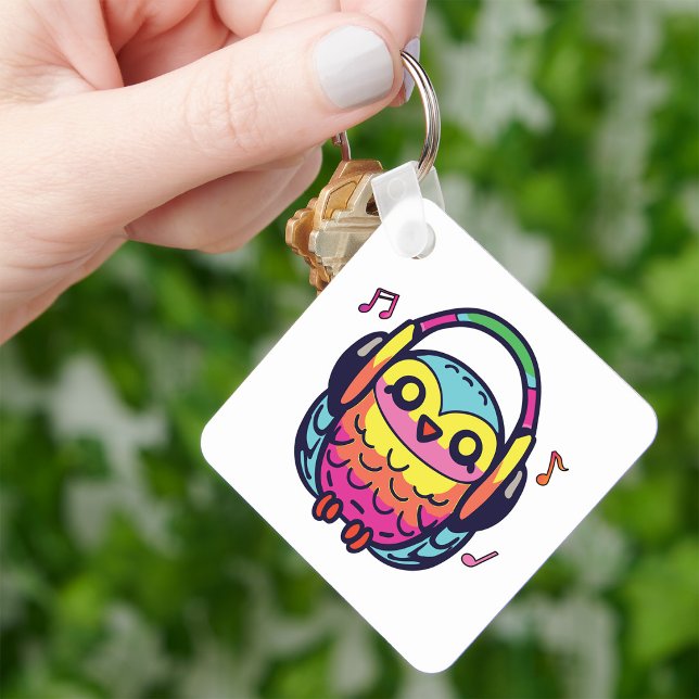 Glad uggla med hörlurar som lyssnar på musik. nyckelring (Happy Owl with headphones listening to music. Keychain)