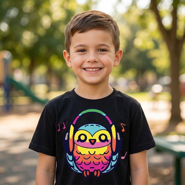 Glad uggla med hörlurar som lyssnar på musik. t shirt (Happy Owl with headphones listening to music. Boy Basic Black T-Shirt)