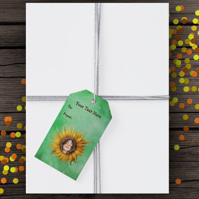 Glada flickors ansikte i mitten Gul solros Grön Presentetikett (Happy face of girl inside big yellow sunflower on green hanging gift tags.)