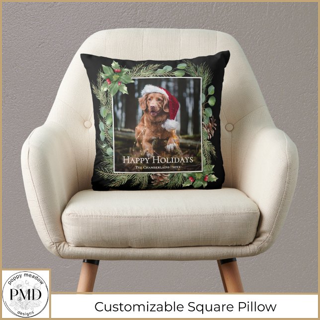 Glada högtider Husdjursfoto Krans Grönska  Kudde (Happy Holidays Pet Photo Wreath Greenery Botanical Throw Pillow with Your Name, Year, Photo.)