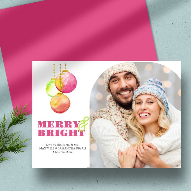 Glada och ljusa ovanliga julkort med foto (Unusual photo Christmas cards with pink and green watercolor ornaments and modern holiday design)