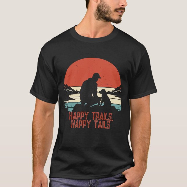 Glada spår, glada svansar vandrande hund retro sol t shirt (Framsida)