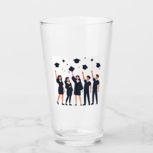 Glada studenter som firar med att kasta mössor glaskopp