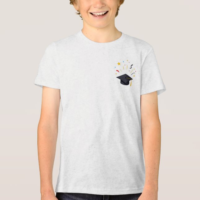 Glada studenter som firar med att kasta mössor t shirt (Framsida)
