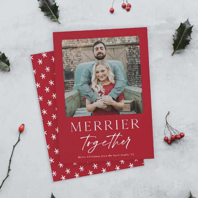 Gladare Tillsammans Skript Foto God Jul Kort (Modern Red and White Merrier Together Script Photo Christmas Holiday Cards.)