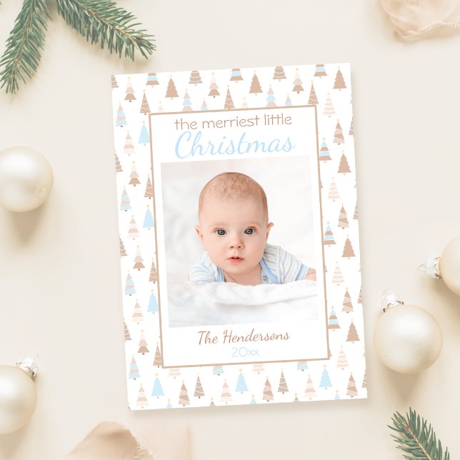 Gladaste lilla julbarnspojken julkort (Christmas card with brown and blue christmas trees and a photo text is brown and blue)