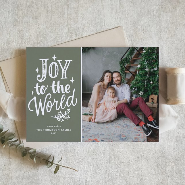 Glädje till världen Citat Rustik Beige Grön Foto Julkort (Rustic Joy to the World photo Christmas card with chalkboard lettering and taupe green background.)