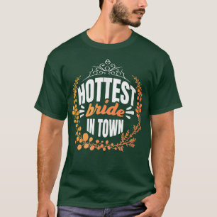 Glädjefull attraktivitet hos glad brud som säger t shirt