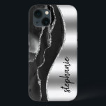 Glam Agate Geode Metallic Silver Black Namn<br><div class="desc">Den här designen har en chic svart vattenfärgsagate geode som trimmas med silver faux foil till lämnad och en silver faux foil på högerna i form av en våg som gränsar till silver faux glitter. Anpassa den med ditt namn eller monogram i ett svart,  handskrivet penselteckensnitt med snyggten.</div>