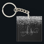 Glam Black Silver Glitter Monogram Namn<br><div class="desc">Glam Black Glitter Elegant Monogram Keychain (Monogram-nyckelkedja i Silvret ,  gör det enkelt att anpassa trendigets nyckelkedjedesign i chicen med elegant som ger glitter med gnistrande silver mot svart bakgrund. Designen har ditt handskrivna skriptmonogram med söt-snurrar och namn.</div>
