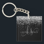 Glam Black Silver Glitter Monogram Namn<br><div class="desc">Glam Black Glitter Elegant Monogram Keychain (Monogram-nyckelkedja i Silvret ,  gör det enkelt att anpassa trendigets nyckelkedjedesign i chicen med elegant som ger glitter med gnistrande silver mot svart bakgrund. Designen har ditt handskrivna skriptmonogram med söt-snurrar och namn.</div>