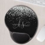 Glam Black Silver Glitter Monogram Namn Gel Musmatta<br><div class="desc">Glam Black Silver Glitter Elegant Monogram Gel Mouse Pad. Anpassa enkelt den här musmattan med chic i trendig som har elegant silver-mousserande glitter mot svart bakgrund. Designen har ditt handskrivna skriptmonogram med söt-snurrar och ditt namn.</div>