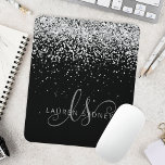 Glam Black Silver Glitter Monogram Namn Musmatta<br><div class="desc">Glam Black Silver Glitter Elegant Monogram Mouse Pad. Anpassa enkelt trendigets chic-musmatta med elegant silver mousserande glitter mot svart bakgrund. Designen har ditt handskrivna skriptmonogram med söt-snurrar och namn.</div>