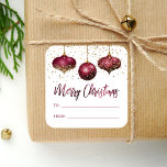 Glam Burgundy Guld Ornaments God jul Fyrkantigt Klistermärke<br><div class="desc">Denna glam-helgdag-presentdekal har en trio av burgundy och faux-folie från guld och glitter-dekorationer,  med en sprinkling av guld faux glitter i bakgrunden. Ord "God jul" visas i kalligrafiskript för elegant burgundy faux foil,  tillsammans med "TO" och "FROM" i burgundy sans serif-teckensnitt på vit bakgrund.</div>