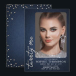 Glam Denim Diamonds Blue White 21st Birthday Photo Inbjudningar<br><div class="desc">En blå och vit glam, denim och diamanter (detta är digitaleffekter, inte riktiga stenar eller folier!) 21-årsinbjudan till flickor som är enkla, moderna, elegant och chic, som har en spridning av rhinestoner, det tjugoen ord som täcks av rhinestoner (simulerade, inte verkliga stenar, detta är en digital effekt) och i moderna...</div>