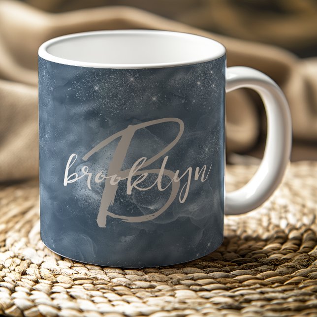 Glam Dusty Blue Stardust Swirls Script Monogram Kaffemugg (Skapare uppladdad)