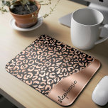 Glam Faux Foil Leopard Spots Ro Guld Black Namn Musmatta<br><div class="desc">Den här konstruktionen har en mönster i den metalliska leopardpunkten i chic guld på en svart bakgrund till lämnat och en bild av folie i guld i ro på högerna i form av en våg som gränsar till ro i ro. Anpassa den med ditt namn eller monogram i ett svart,...</div>