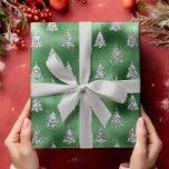 Glam grönt Glitter Julgran Presentpapper<br><div class="desc">Den här designen har skapats via digital grafik. Det kan vara personlig genom att klicka på anpassningsknappen och lägga till ett namn, initialer eller ord som du föredrar. Kontakta mig på colorflowcreations@gmail.com om du vill ha denna design på en annan produkt. Köp min ursprungliga abstrakt-akrylmålning för försäljning på www.etsy.com/shop/colorflowart. Se...</div>