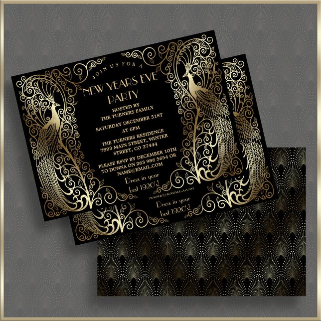 Glam Guld Art Deco Påfåglar Nyårsafton Inbjudningar (New Years eve party invitation, trendy black gold peacock new year party invite, elegant roaring 20s)