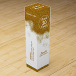 Glam guld och beställnings- födelsedagvin för vit presentask för vinflaska<br><div class="desc">Boxas themed vin för den stilfulla och eleganta födelsedagen gjort i vit,  med diagram av en guld- glitterlook.  Personifiera några av texten för att läsa vad du önskar. Tillfoga i något vin som du önskar för en perfekt födelsedaggåvaidé.</div>