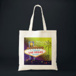 Glam Las Vegas Bröllop Maid of honor Gift Tygkasse<br><div class="desc">Stora och glamorösa Las Vegas-remstecken höga handflatan träd och färgstarka stjärnor gult- och lila-skuggor bakgrundsbild illustrerad på anpassningsbar Maid of honor Gift Bags. Anpassa artsy och unikt tote bags för maid of honor och/eller brudtärnorna att tacka dem! (Du hittar de bröllop-essentialer och -favörer som passar i den här butiken, Möhippa...</div>