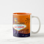 Glam Las Vegas Monogrammed Bröllop Två-Tonad Mugg<br><div class="desc">Gorgous Las Vegas-tecken tropiska handflatan träd-silhuetter glittrande stjärnor lila- och orange-bakgrund illustrerad på personligt bröllp Gift eller Keepsaké Mugg. Speciell anpassningsbar mugg kan du anpassa dig efter förlovningen, bröllop eller årsdagen för Las Vegas. (Du hittar de bröllop-essentialer och -favörer som passar i den här butiken, Möhippa himlen. Kontakta ujean4791@gmail.com för...</div>