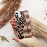 Glam Leopard Spots Ro Guld Black Metallic Namn<br><div class="desc">Utformningen har en mönster i chic i guld som leopard på en svart bakgrund på den lämnat sidan och en bild av folie i ro guld på högerna i form av en våg som gränsar till ro i ro. Anpassa den med ditt namn eller monogram i ett svart, handskrivet penselteckensnitt...</div>