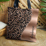 Glam Leopard Spots Ro Guld Black Metallic Namn Tygkasse<br><div class="desc">Utformningen har en mönster i chic i guld som leopard på en svart bakgrund på den lämnat sidan och en bild av folie i ro guld på högerna i form av en våg som gränsar till ro i ro. Anpassa den med ditt namn eller monogram i ett svart, handskrivet penselteckensnitt...</div>