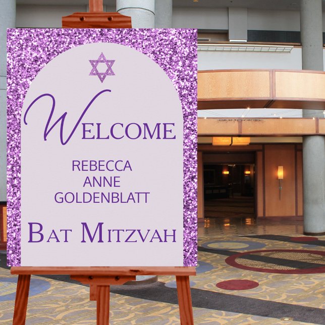 Glam Lila Elegant Chic Bat mitzvah Välkommen Poster (Welcome your Bat Mitzvah party guests with this purple faux glitter sign)