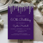 Glam Lila Silver Glitter Drip 60:e födelsedagen Inbjudningar<br><div class="desc">Det här trendiget, 60:e födelsedagsfest inbjudan, har en glatt bakgrund i silver faux glitter och gräns och lila. Ord "60:e födelsedagen" och hedersgästens namn visas i handskriftsskriptet silver grått avslappnad, med resten av anpassadet i sans serif font. Samma droppdesign i silver glitter visas på baksidan. Redigera texten enkelt för alla...</div>