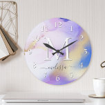 Glam Lilac Guld Abstrakt Paint Elegant Monogram Rund Klocka<br><div class="desc">Anpassa enkelt den här glamorösa stil-abstrakt-lilac-vattenfärgen och guld-sprejbakgrunden med anpassningsbarna.</div>