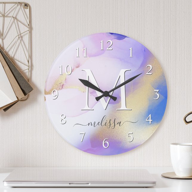 Glam Lilac Guld Abstrakt Paint Elegant Monogram Rund Klocka (Skapare uppladdad)