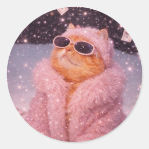 Glam Money Katt i rosa pälsrock och solglasögon Runt Klistermärke