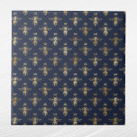 Glam Navy Blue Guld Bees Krona Kakelplatta<br><div class="desc">Blåplattan med guld och krona. Hex-koden för marinblått är #202A44.</div>