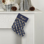 Glam Navy Blue Guld Reindeer Mönster Personlig Liten Julstrumpa<br><div class="desc">Med mönster av guld rensilhuettes som läcker ut på en marin blå faux foil bakgrund, kommer denna julklapp att göra en elegant utöver din helgdag-dekoration. Anpassa den med en namn eller annan text i guld-färgad-kalligrafi på ett fast marint blått färg-block med en kant mellan guld och färgad. Utformningen visas på...</div>