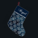 Glam Navy Blue Silver Damask Personlig Liten Julstrumpa<br><div class="desc">Med sitt dammmönster i silver faux glitter på en marin blå faux foil bakgrund, kommer denna julklapp att göra en elegant till din helgdag-dekoration. Anpassa den med en namn eller annan text i silver grått-kalligrafi på ett fast marint blått färg-block med silver grått kant. Utformningen visas på båda sidor om...</div>