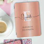 Glam Peach Fuzz Brushed Metall White Monogram Namn iPad Mini Skydd<br><div class="desc">Höj din tekniska stil med vårt Glam Peach Fuzz Brushed Metall White Monogram Namn iPad Air Cover! Den här häpnadsväckande täckningen har en persikofuzz-bakgrund med borstad metall, med ett fet vitt monogram och ett svart elegant-skript namn. Under monogrammet kan du anpassa namn i fullt i vanlig svart typografi. Perfekt för...</div>