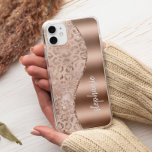 Glam Ro Guld Faux Foil Leopard Spots Namn<br><div class="desc">Utformningen har en chic guld och en metallisk leopardpunkt mönster som är sprinklad med glatt vit holografisk faux glitter till lämnat, och en bild av ron i ro i form av en våg som gränsar till guld höger faux ro. Anpassa den med ditt namn eller monogram i ett snyggt med...</div>