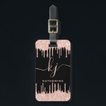 Glam Ro Guld Glitter Driver monogramskript i Bagagebricka<br><div class="desc">Sylish, Girly, Elegant, Light Ro Guld Glitter Drips 2 Monogram Script anpassningsbar personlig namn monogrammed bagagetagg på svart. Med ett modernt lyxfaux ljusa rosa ro guld glitter som droppar ram, ett stort dubbla-tecken med monogramstil med dekortecken (stort storlekt initialer) och ett serieteckensnitt namn i ljus rosa på svart bakgrund. Enkel...</div>