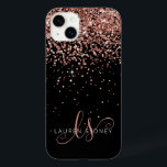 Glam Ro Guld Glitter Elegant Monogram<br><div class="desc">Glam Ro Guld Glitter Elegant Monogram iphone case. Anpassa enkelt den här chicen av trendig-telefonväska med elegant ro guld mousserande glitter mot svart bakgrund. Designen har ditt handskrivna skriptmonogram med söt-snurrar och namn.</div>